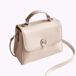 Женская сумка кросс-боди бежевого цвета